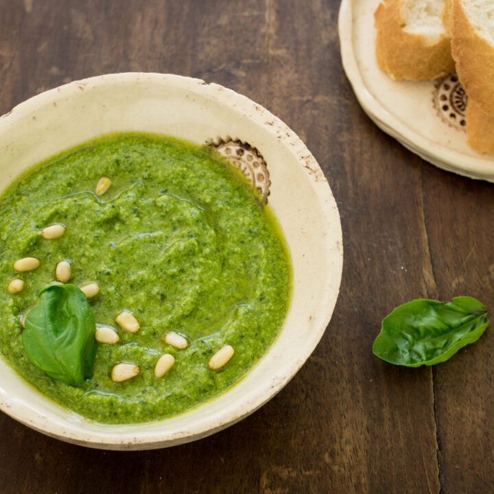 Basilikum-Pesto mit Parmesan | Klassisches Rezept - LieberBacken