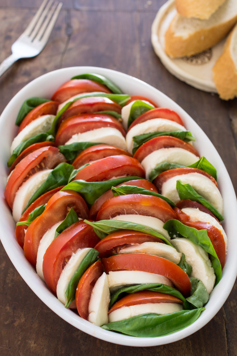 Tomaten Mozzarella Salat mit Basilikum | Italienische Vorspeisen und Partyfood