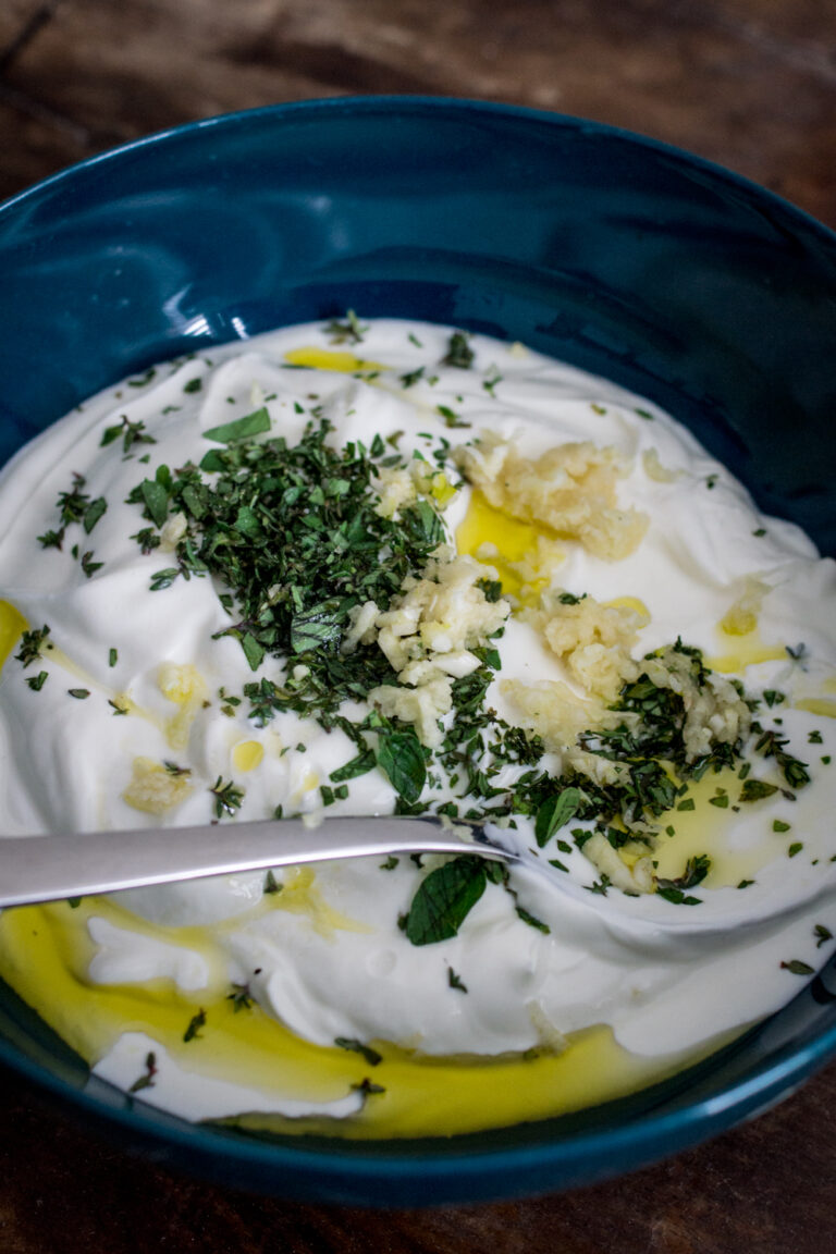 Joghurt-Dip mit Minze | Schneller sommerlicher Dip - LieberBacken