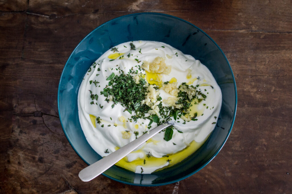 Joghurt-Dip mit Minze | Schneller sommerlicher Dip - LieberBacken