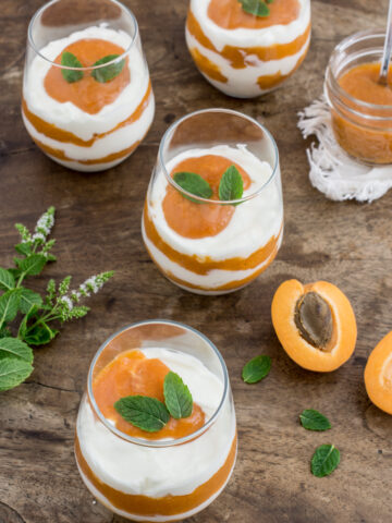 Sommerliches Dessert im Glas: Mascarponecreme mit Marillenmus