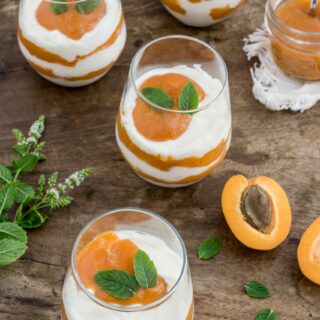 Sommerliches Dessert im Glas: Mascarponecreme mit Marillenmus