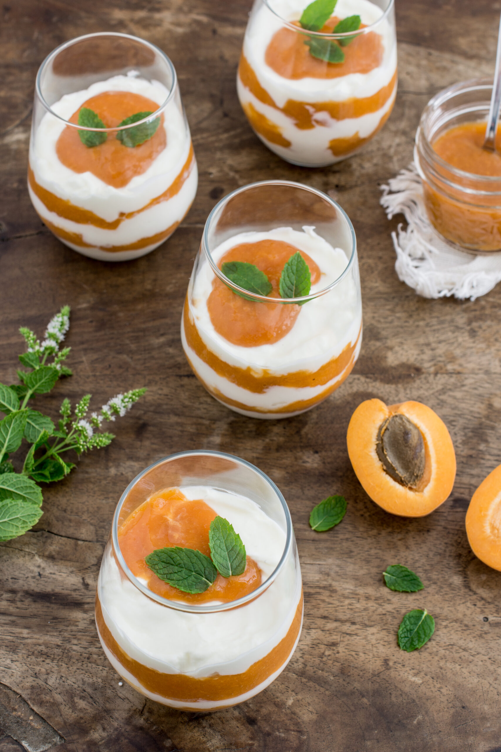Sommerliches Dessert im Glas: Mascarponecreme mit Marillenmus