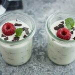 Weiße Creme mit Schokostückchen | Einfaches Rezept für ein Dessert im Glas