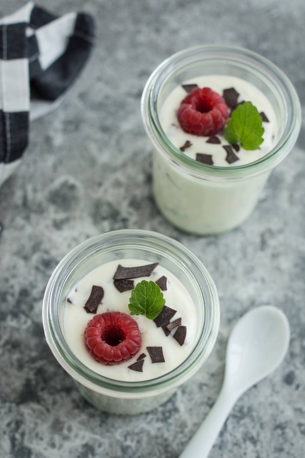 Sommerliches Dessert im Glas: Stracciatella-Creme zum Löffeln