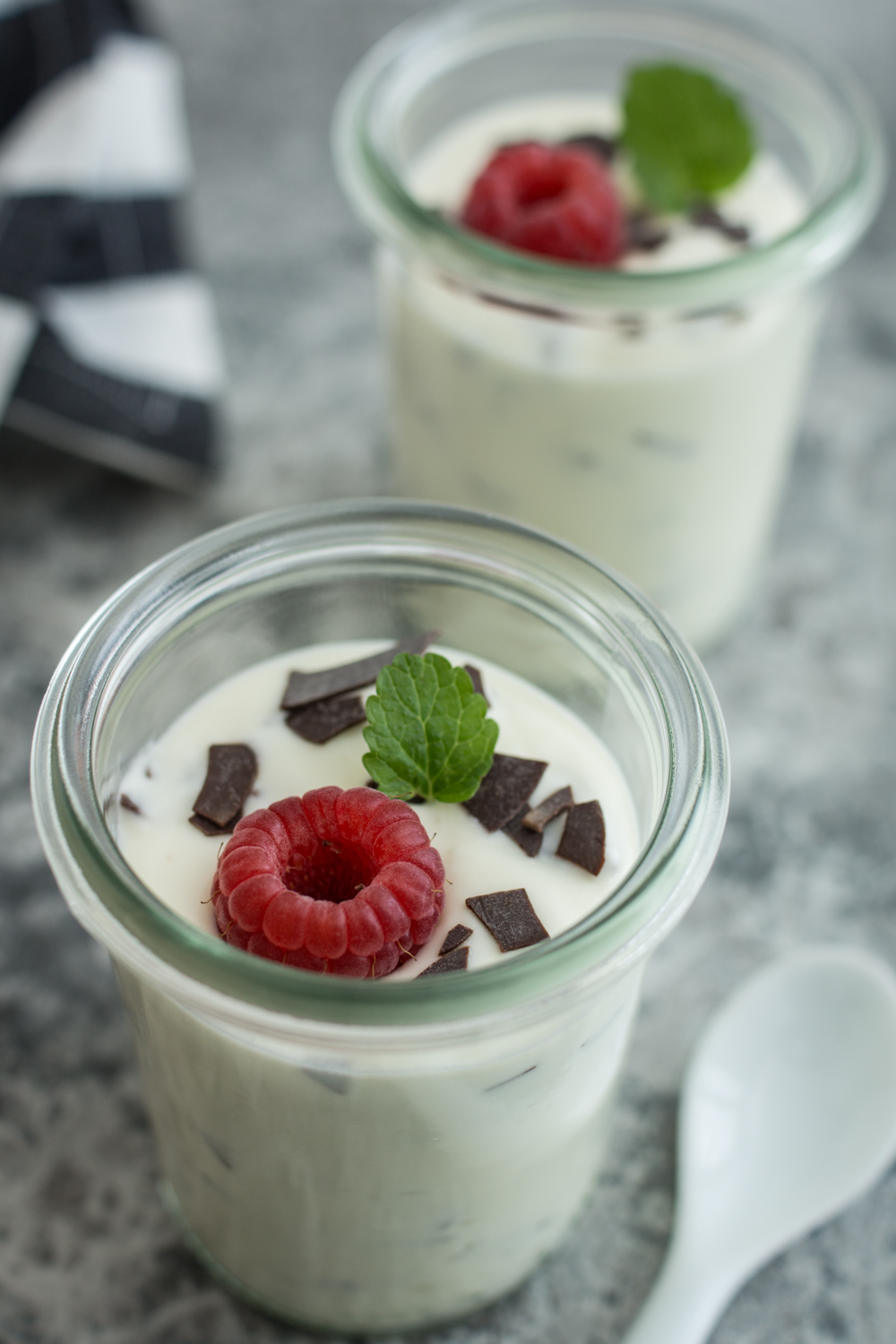 Stracciatella-Creme mit Mascarpone | Sommerliches Dessert im Glas | Einfaches Rezept