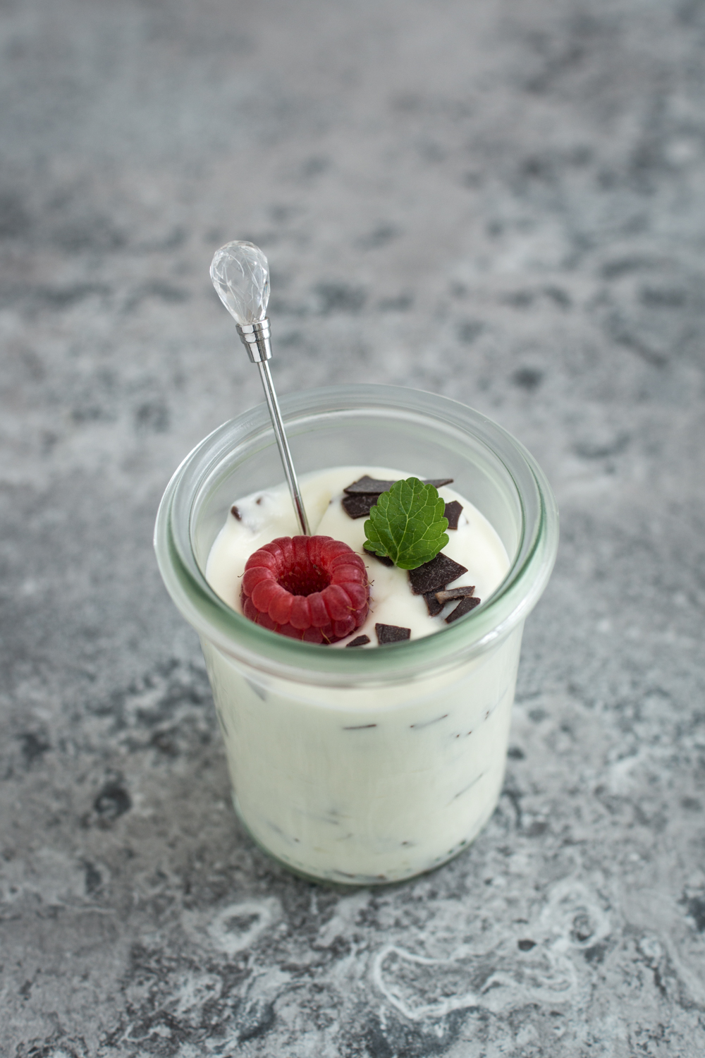 Dessert im Glas mit Mascarpone und Schokostückchen | #stracciatella