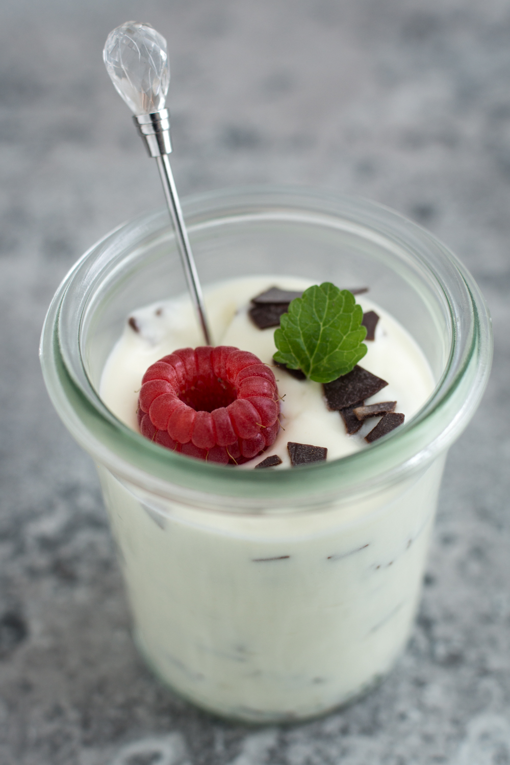 Sommerliches Dessert im Glas | Einfaches Rezept: Stracciatella Creme
