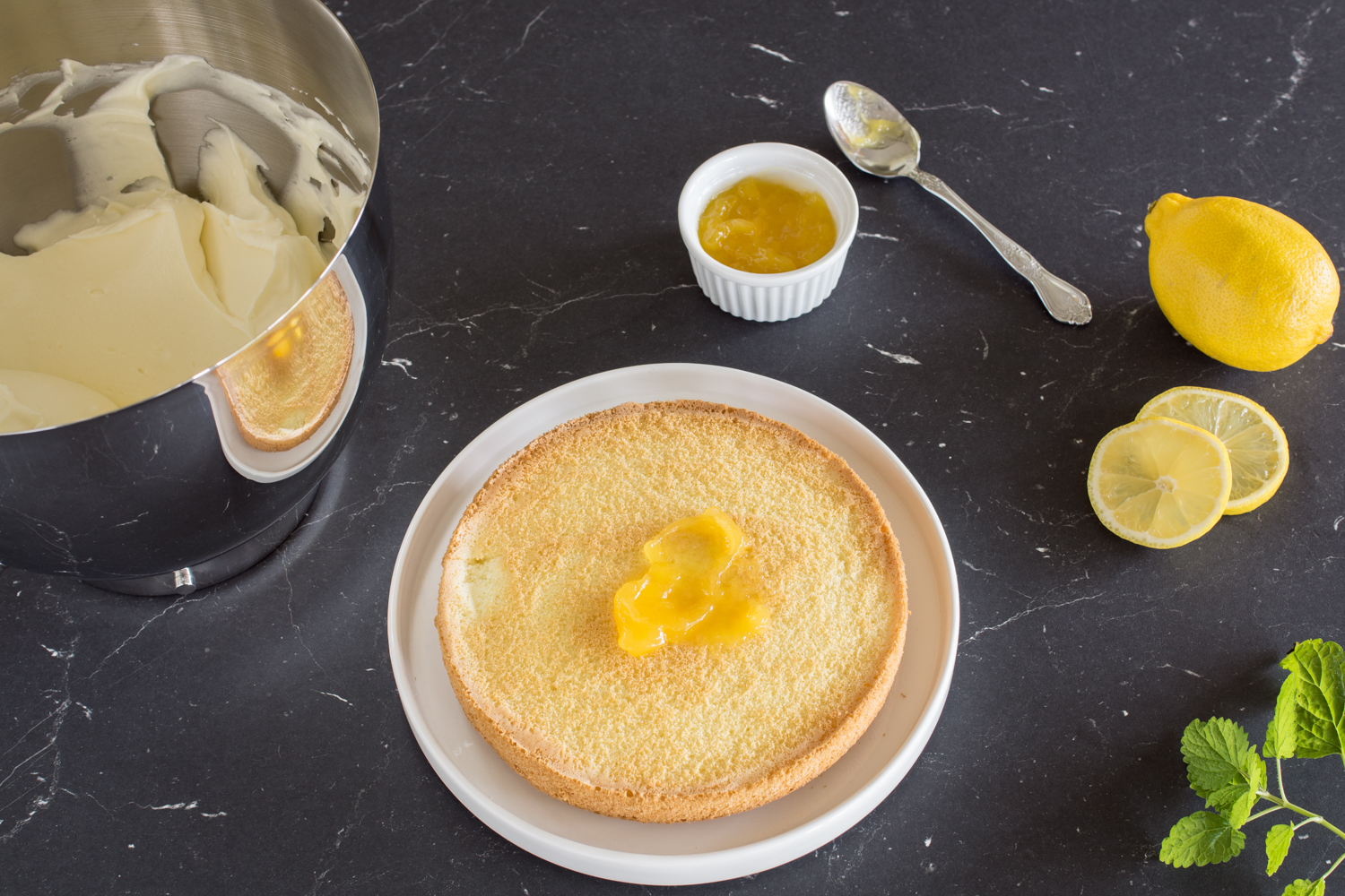 Zitronentorte Rezept: Tortenboden mit Lemon Curd bestreichen