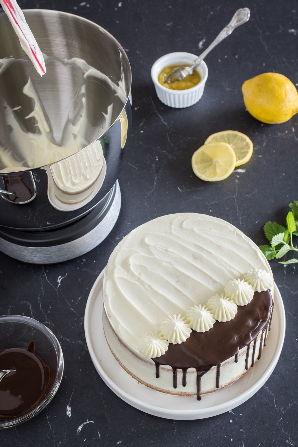 Zitronentorte Rezept: Torte mit Spritzbeutel und Tülle dekorieren | #sommerlichetorte