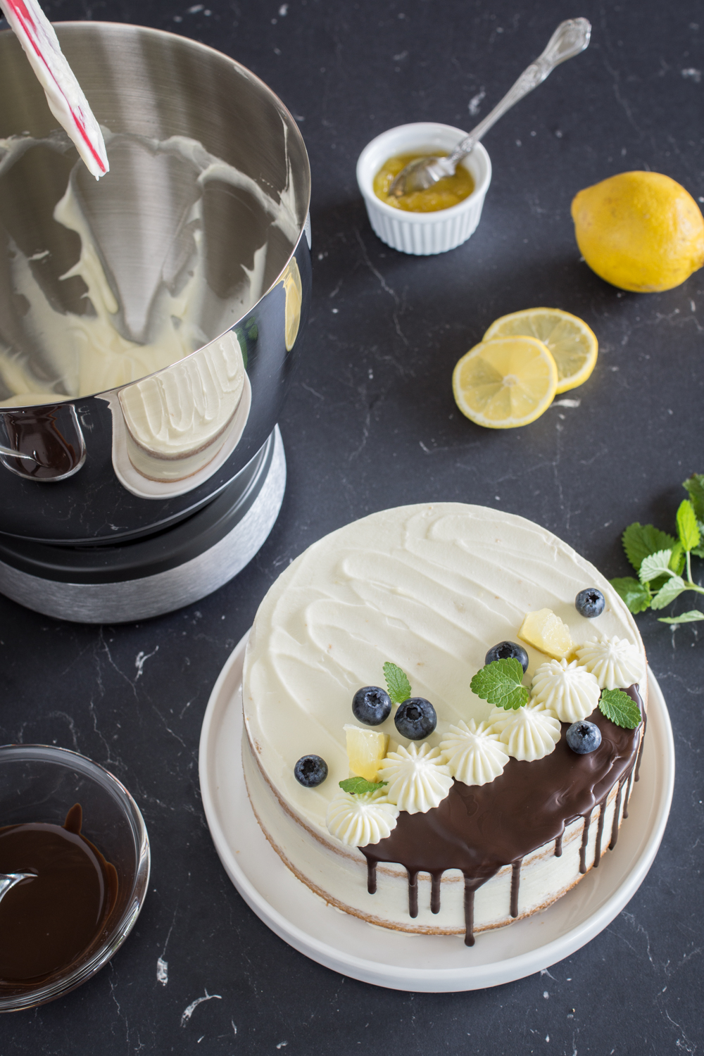 Sommerliche Torte: Zitronentorte dekorieren