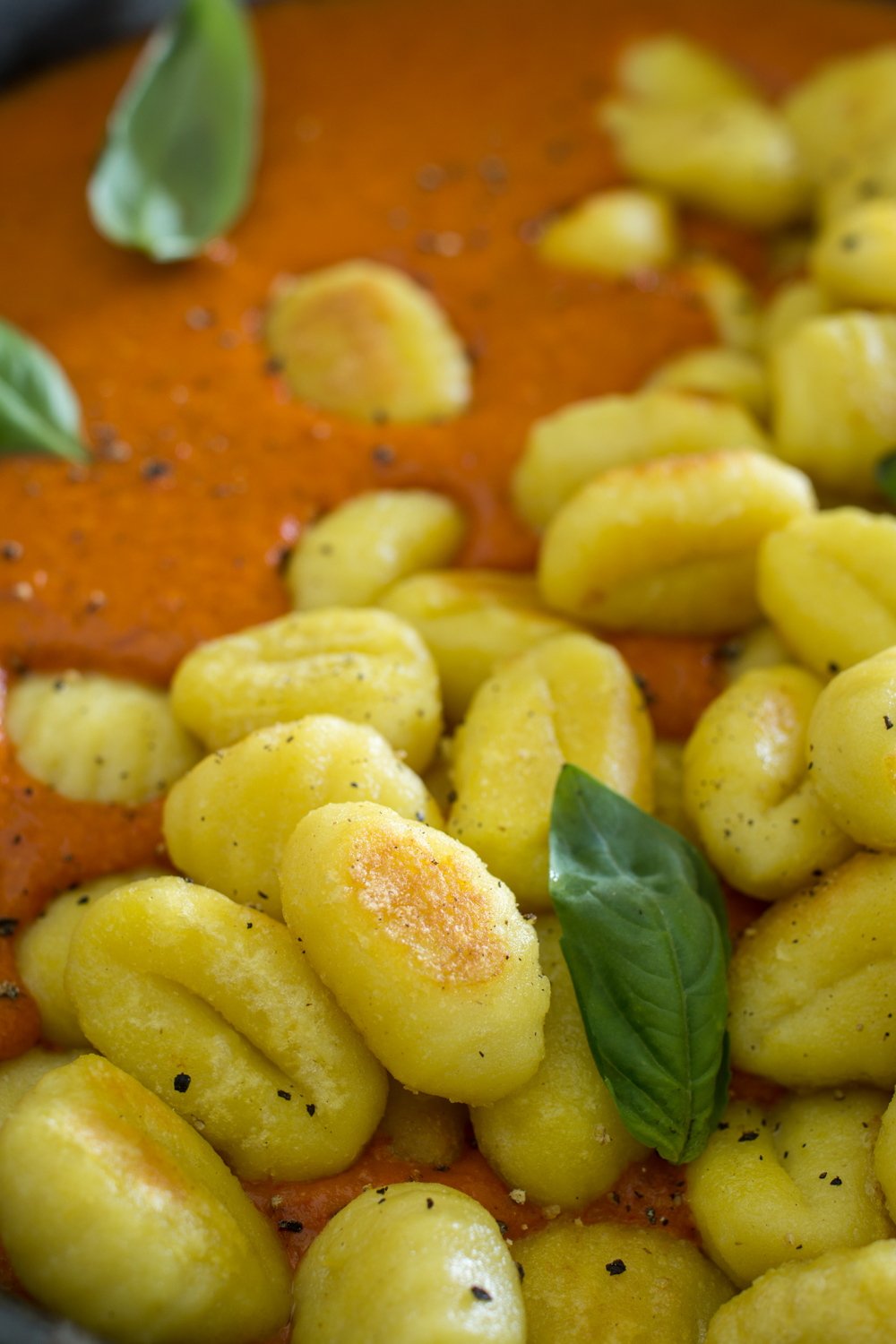 Gnocchi anbraten und mit Paprikasauce servieren | Leckeres und schnelles Rezept