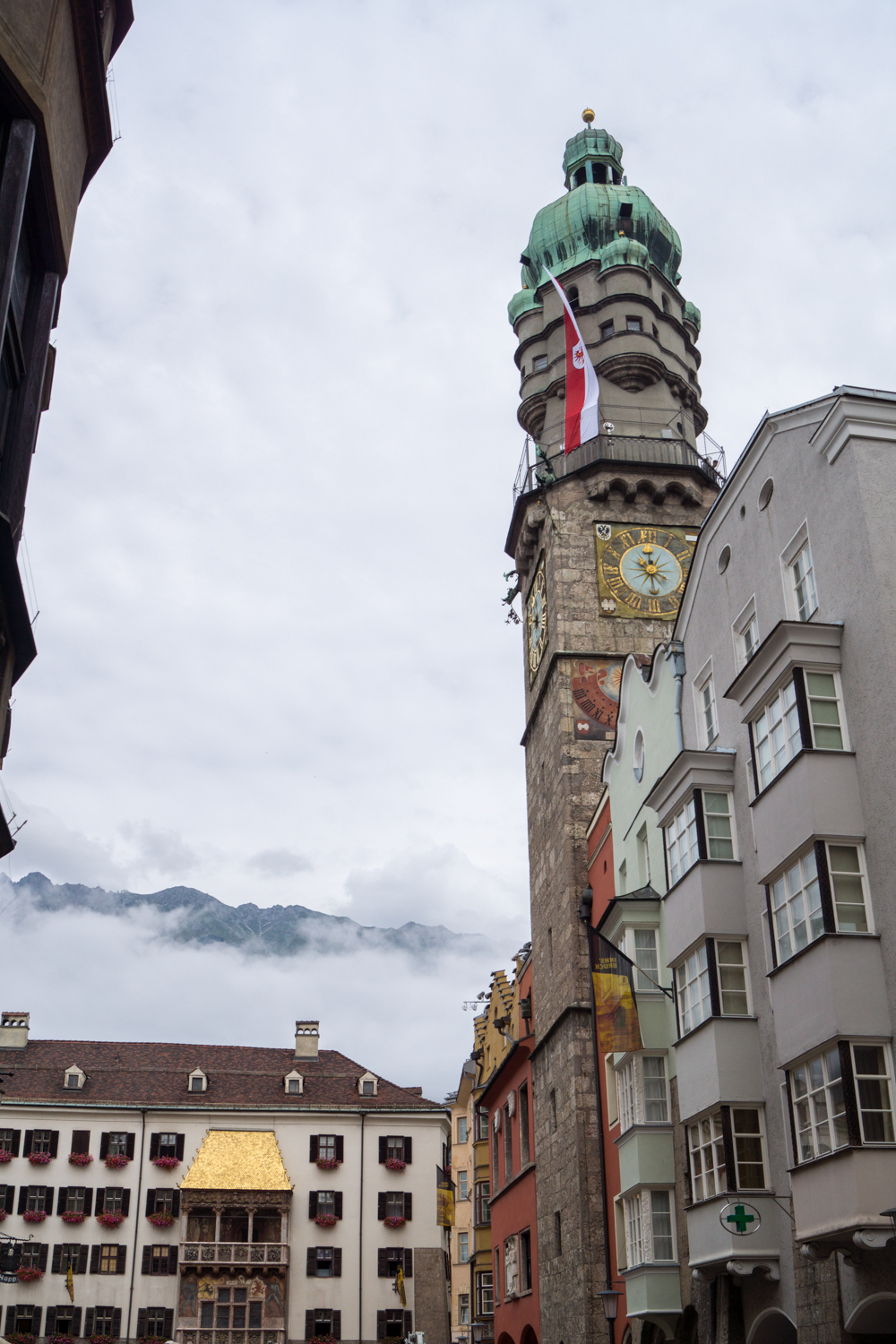 Innsbruck Altstadt | Goldenes Dachl und Stadtturm || Urlaub in Innsbruck - Die besten Sehendwürdigkeiten, Empehlungen und Tipps für einen Aufenthalt in Tirol