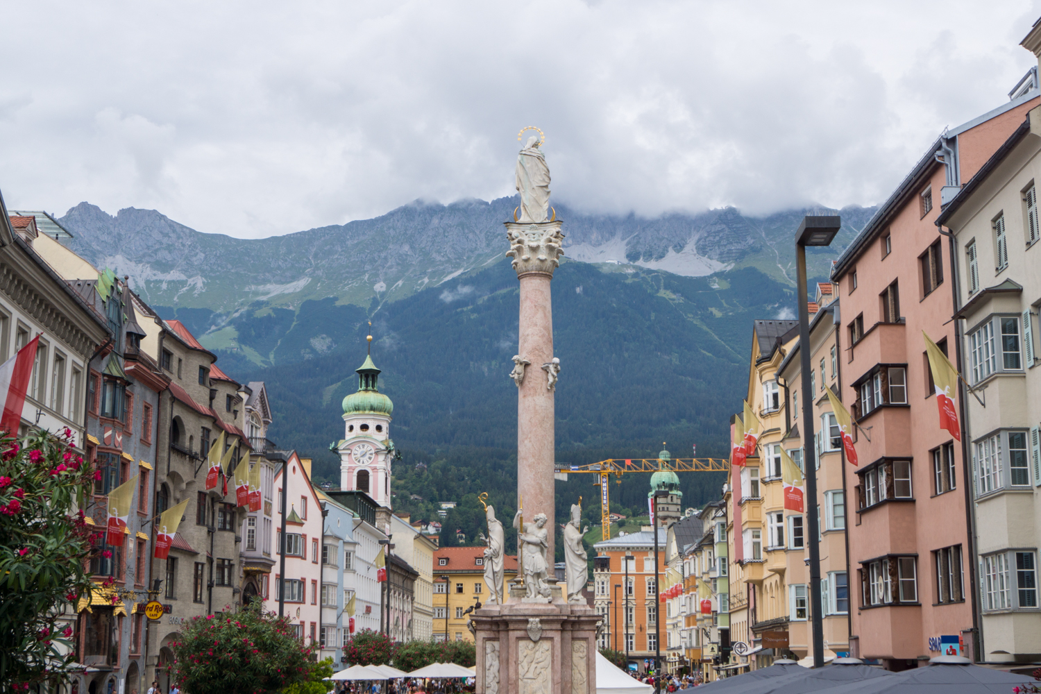 Maria-Theresien-Straße mit Blick auf die Nordkette | Kurztrip nach Innsbruck: Die besten Sehenswürdigkeiten, Empfehlungen und Tipps