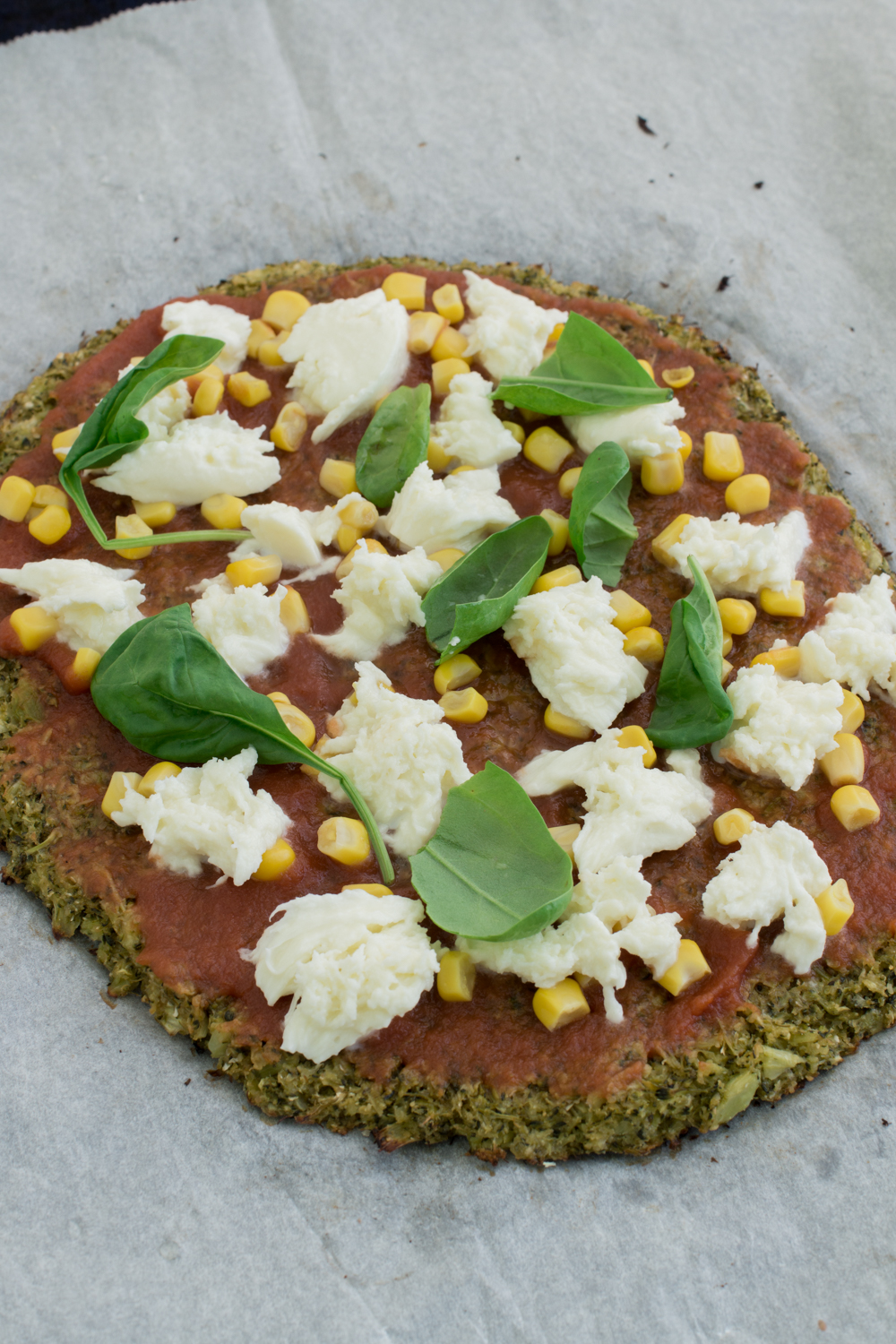 Low Carb Pizza | Brokkoli-Pizzaboden mit Belag nach Belieben