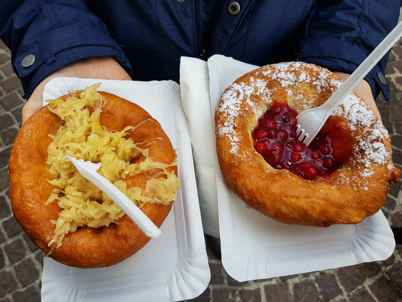 Tiroler Kiachln auf dem Innsbrucker Weihnachtsmarkt - mit Sauerkraut und mit Preisbeeren