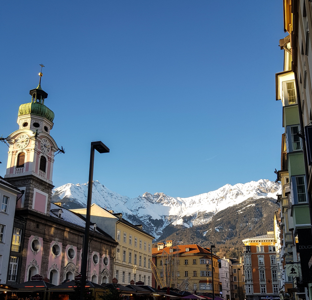 Innsbruck im Winter - Christkindlmarkt in der Maria Theresien Straße mit Blick auf die Nordkette - Weihnachtsmärkte in Innsbruck