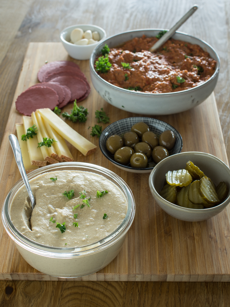 Dip-Platte mit Hummus und Muhammara