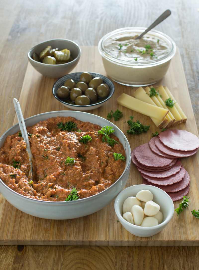 Paprikadip und Kichererbsendip - Muhammara und Hummus als Gästeplatte