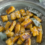 Kürbis-Gnocchi mit Salbeibutter und frisch geriebenem Parmesan