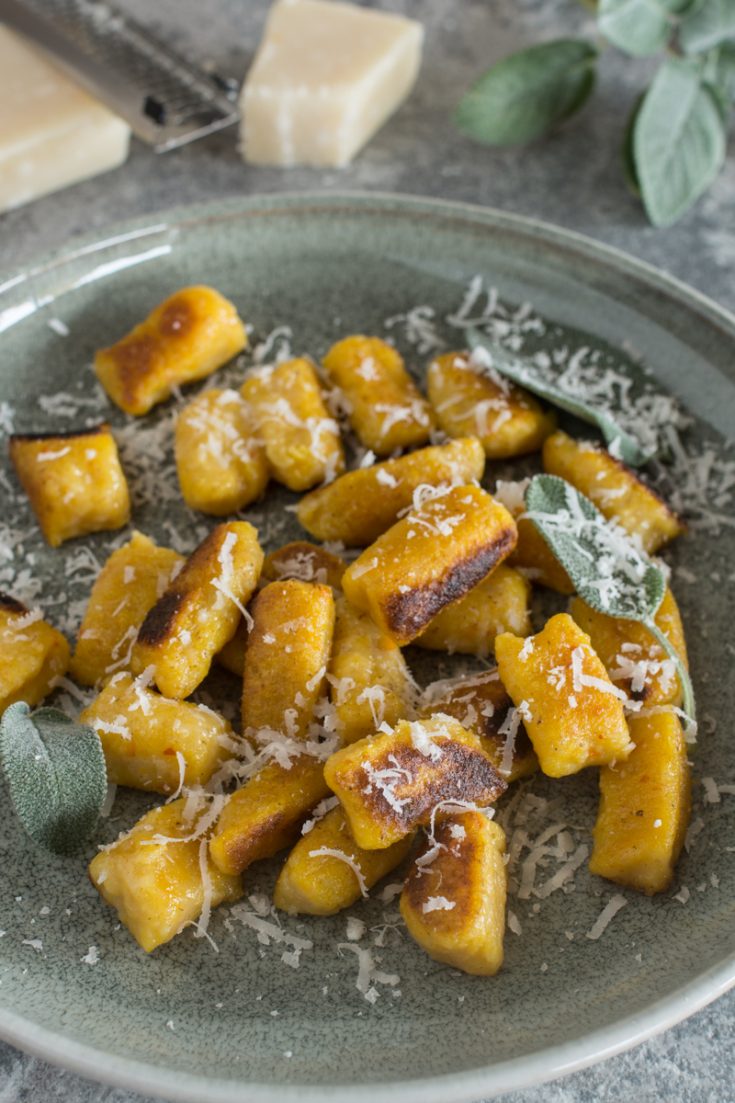 Kürbis-Gnocchi mit Salbeibutter und frisch geriebenem Parmesan