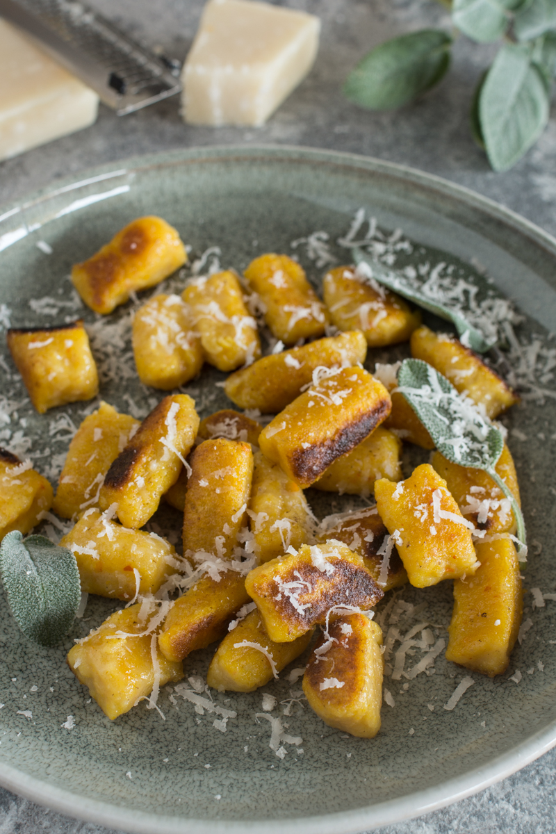 Kürbis-Gnocchi mit Salbeibutter und frisch geriebenem Parmesan