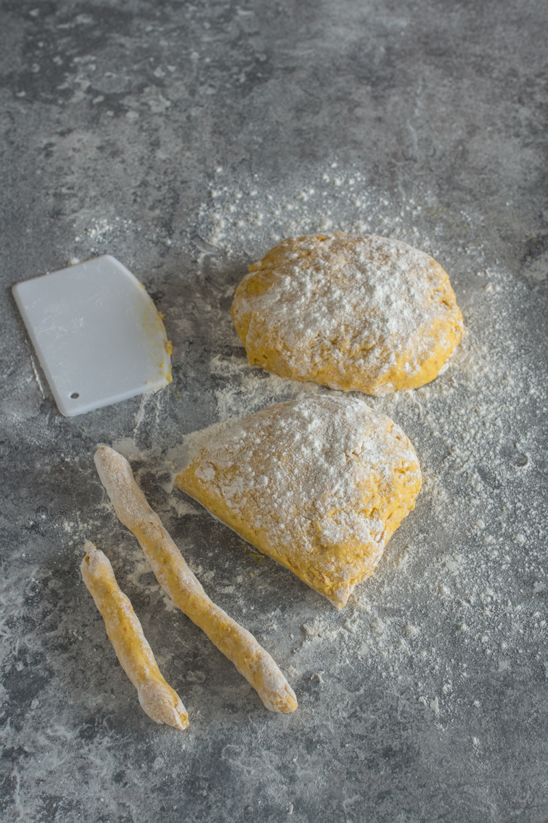 Gnocchi mit Kürbis - Teig zuschneiden und zu Gnocchi formen
