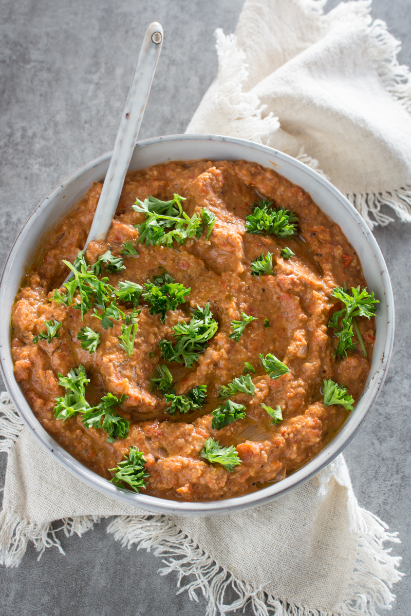 Würziger Paprikadip mit gerösteten Paprika und Gemüse #Muhammara