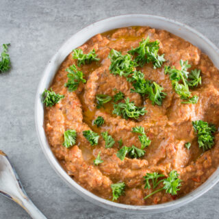 Orientalischer Paprikadip mit Walnüssen - Würzig und lecker
