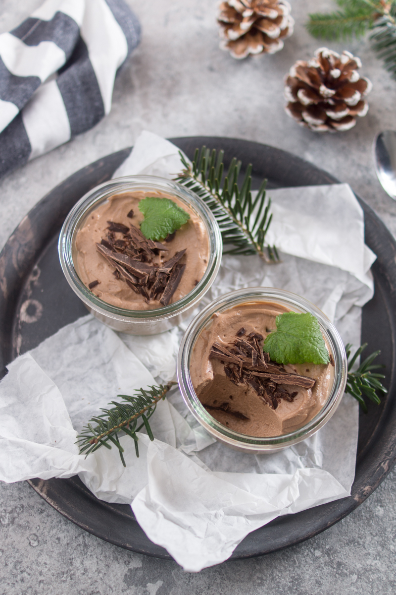 Weihnachtliches Dessert im Glas mit Schokolade - Zart schmelzende Schokomousse