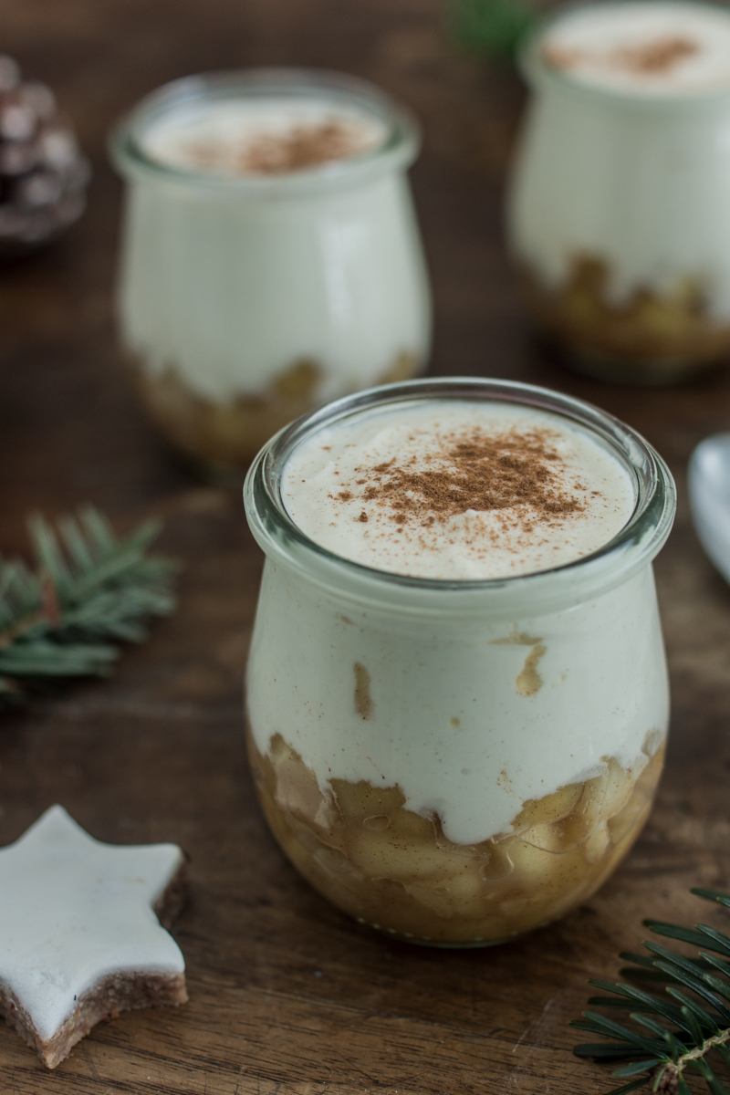 Quarkcreme mit Zimt und Bratapfelstückchen | Weihnachtliches Dessert im Glas