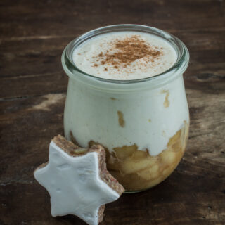 Feine Zimtcreme mit Bratapfelstückchen - Winterliches Dessert im Glas