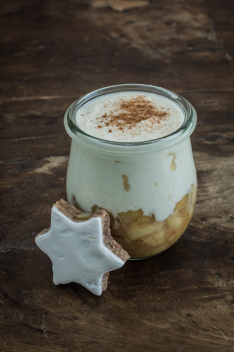 Feine Zimtcreme mit Bratapfelstückchen - Winterliches Dessert im Glas 