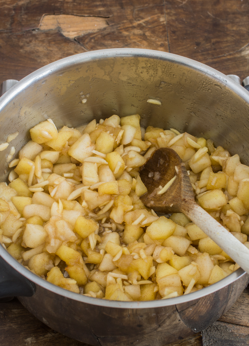 Bratapfelstückchen mit Mandeln für winterliches Dessert im Glas