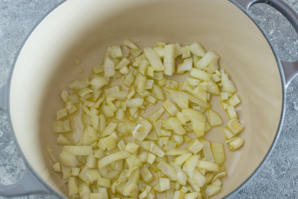 Zwiebeln dünsten für eine Zucchinisuppe