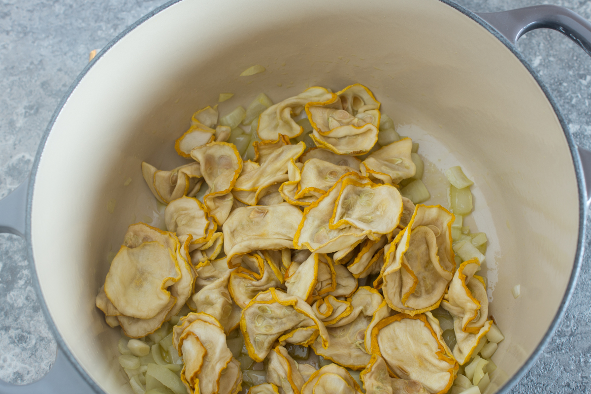 Rehydrierte Zucchinischeiben - Zucchinisuppe aus gedörrten Zucchinischeiben