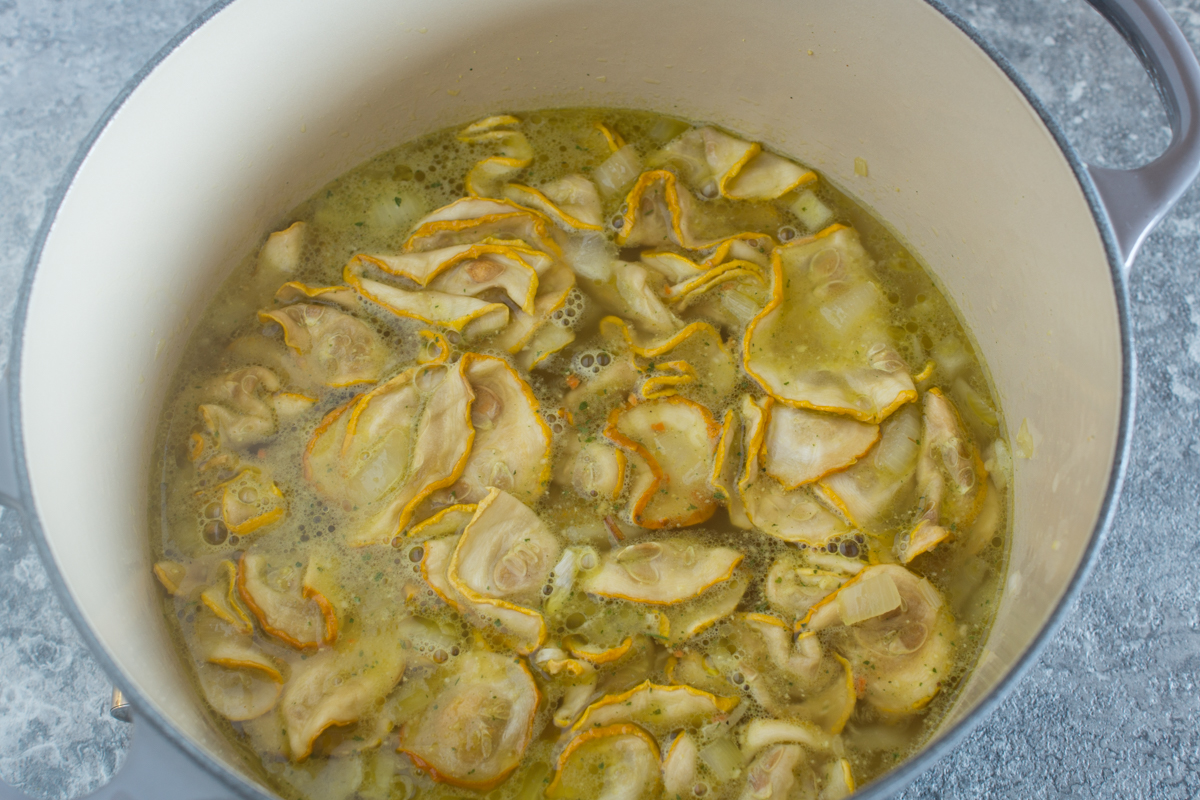 Zucchinisuppe aus gedörrten Zucchini - Mit Gemüsebrühe aufgießen