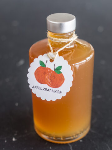 Likör selber machen: Apfel-Zimt-Likör mit Etiketten zum Ausdrucken. Perfektes Geschenk aus der Küche. Einfaches Rezept!