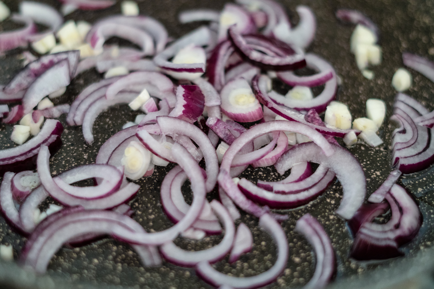Rote Zwiebeln und Knoblauch andünsten