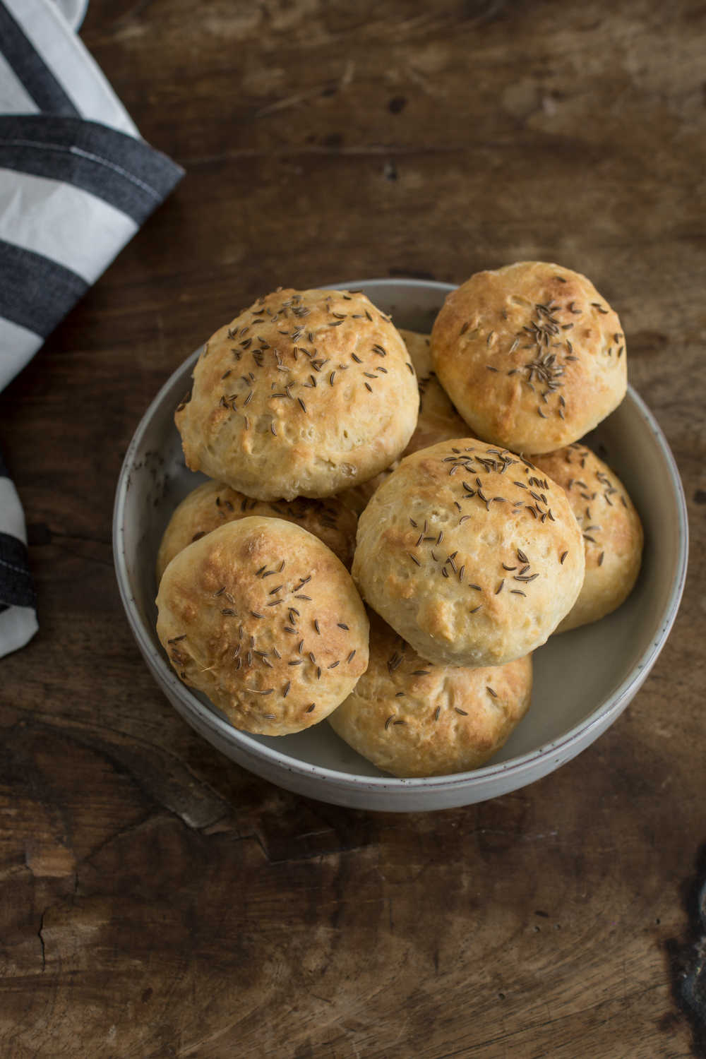 Quarkbrötchen ohne Hefe mit Kümmel