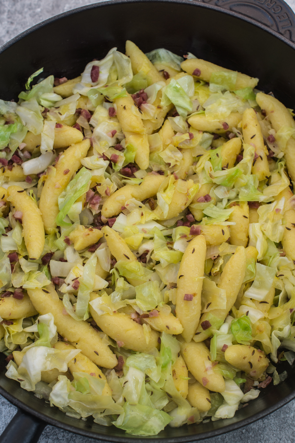 20 Minuten Schupfnudel-Pfanne mit Spitzkohl und Speck