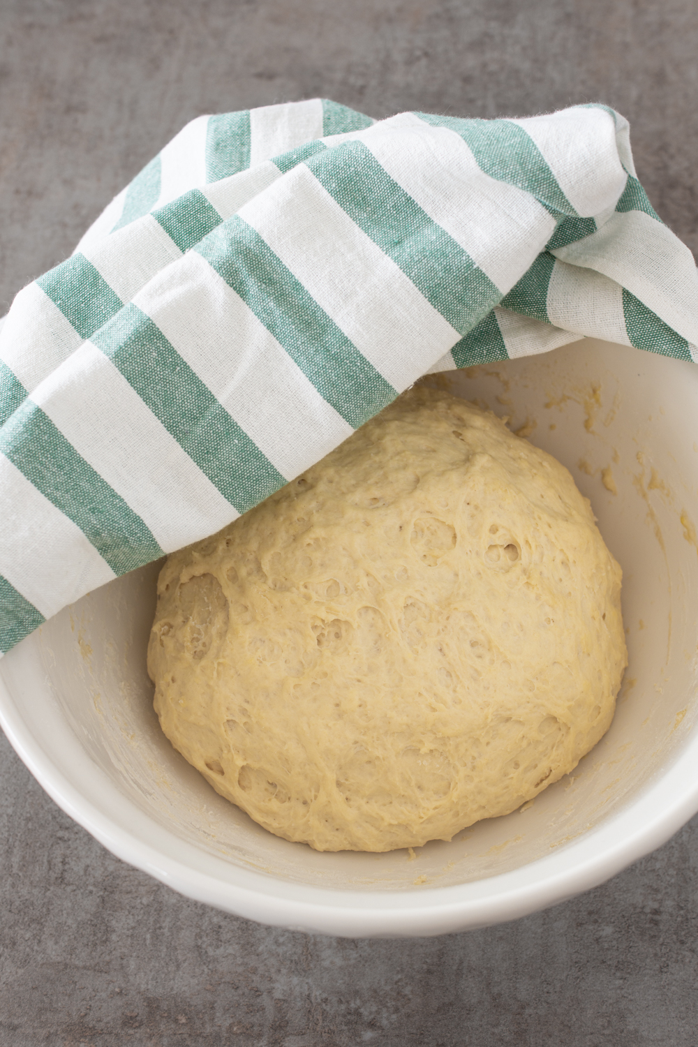 Hefeteig Grundrezept mit frischer Hefe - mit Rezeptkarte zum Ausdrucken