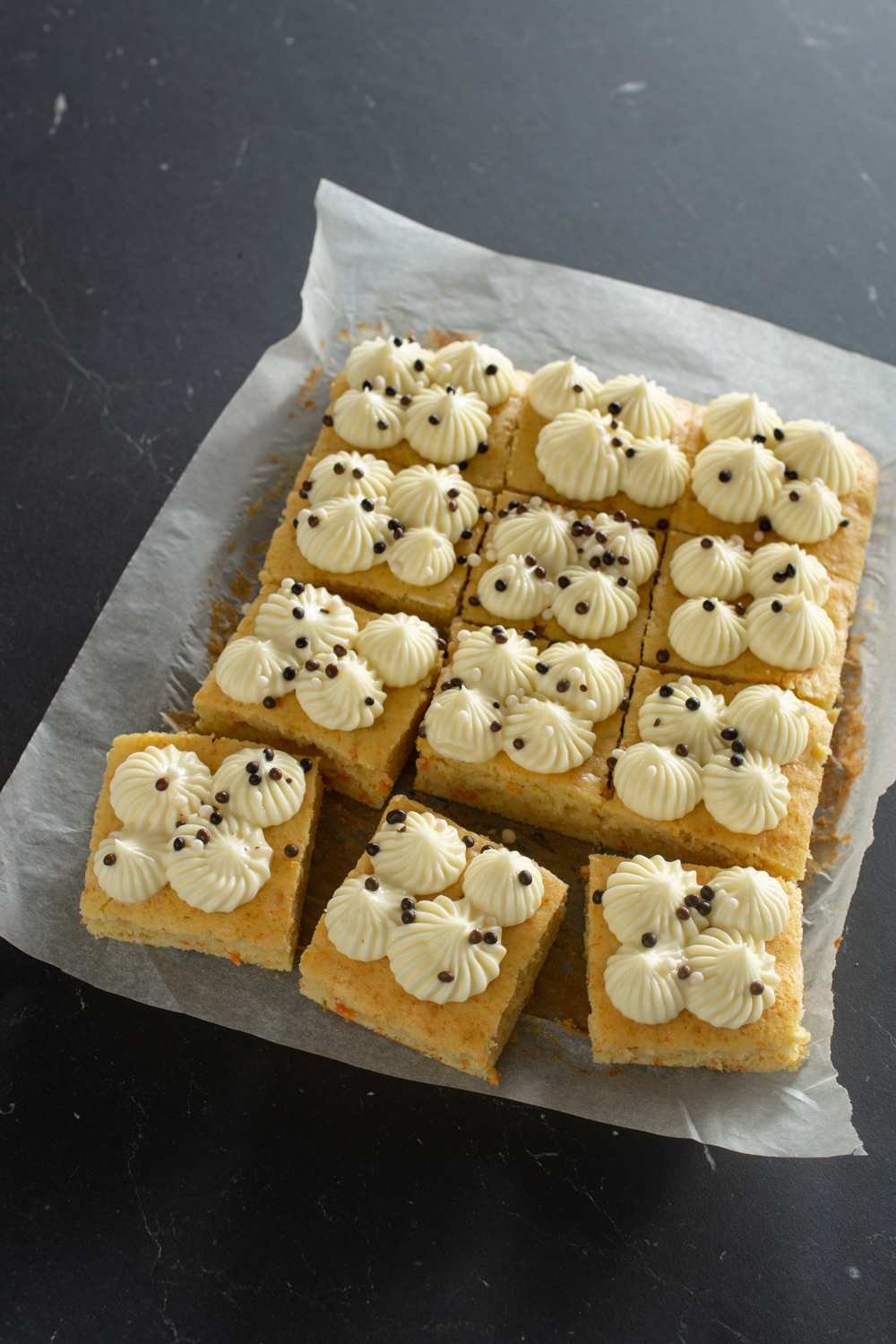 Karottenkuchen mit Frosting und Schokokugeln