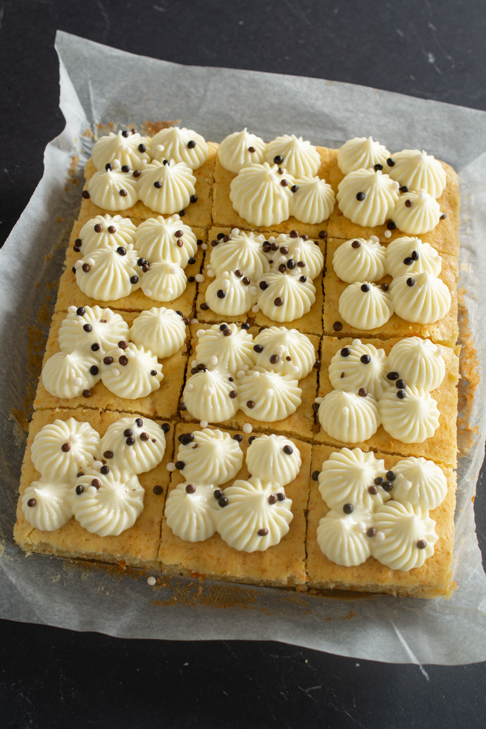 Frischkäse-Tupfen auf Karottenkuchen