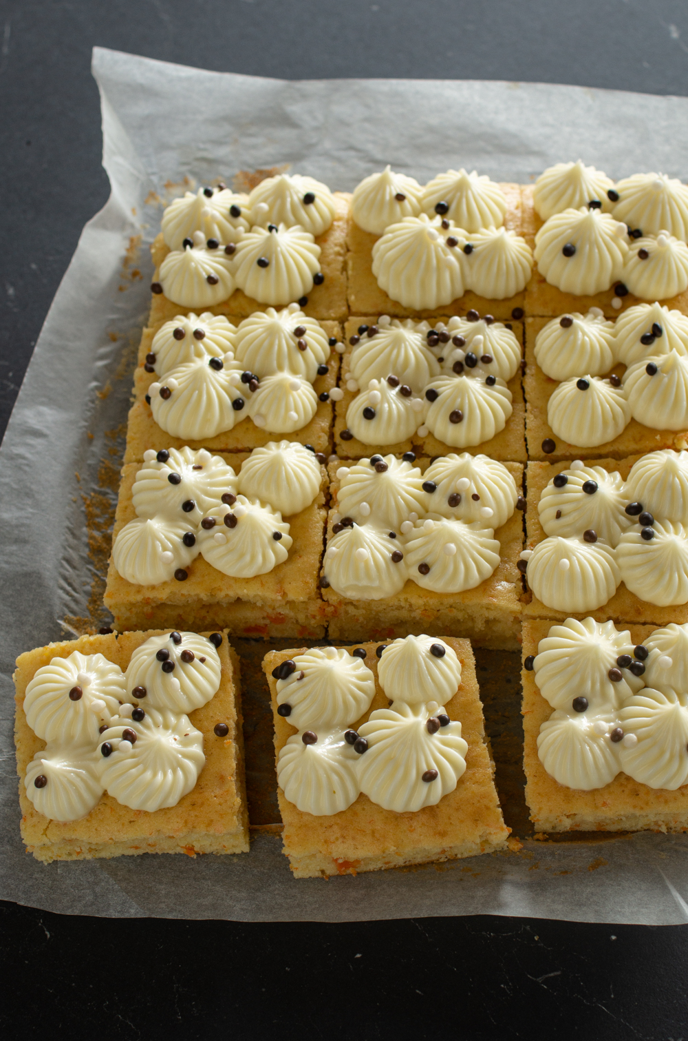 Karottenkuchen vom Blech mit Frosting - LieberBacken