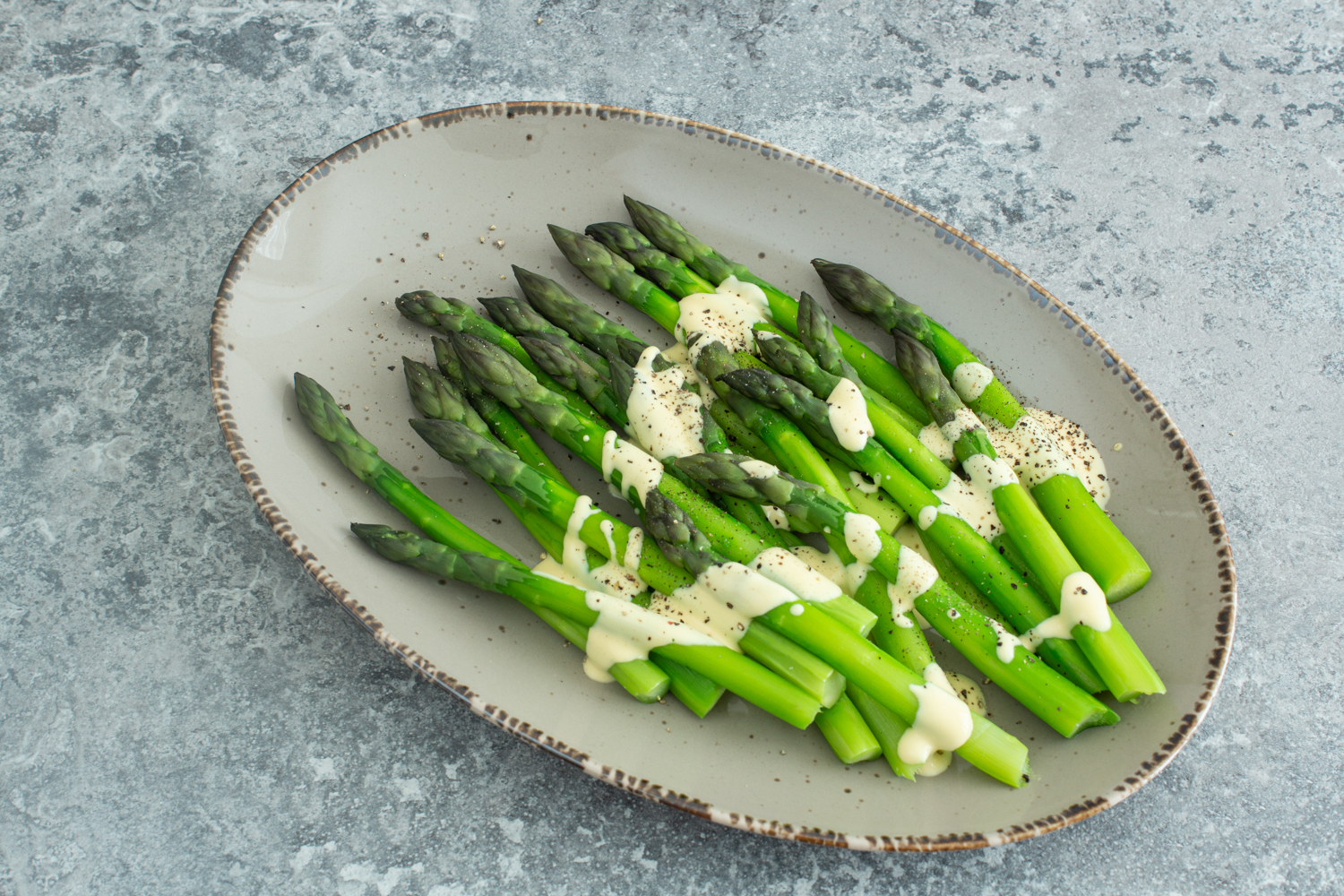 Gekochter grüner Spargel mit Sauce Hollandaise