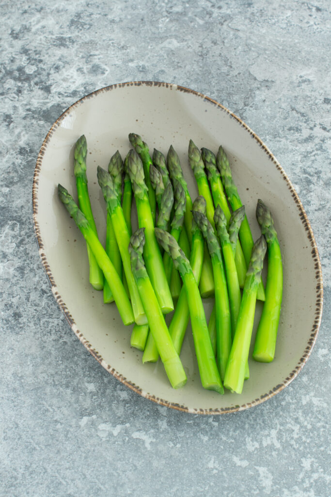 Grüner gekochter Spargel