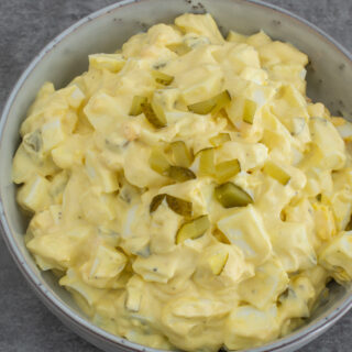 Cremiger Eiersalat mit Joghurt und Mayonnaise