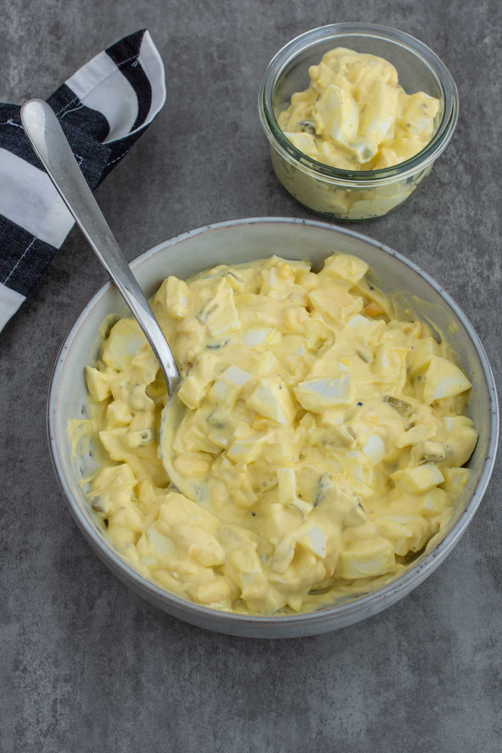 Cremiger Eiersalat mit Joghurt und Mayo