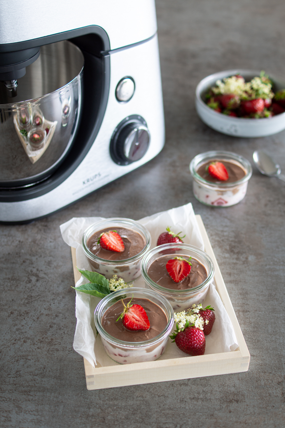 Dessert im Glas mit Erdbeeren und Schokolade
